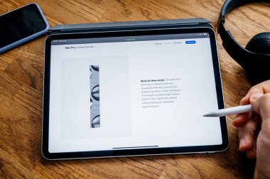 Man iPad Pro Launch Mac Pro iş istasyonu üzerinde okuma