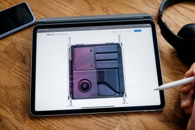 Man iPad Pro Launch Mac Pro iş istasyonu üzerinde okuma