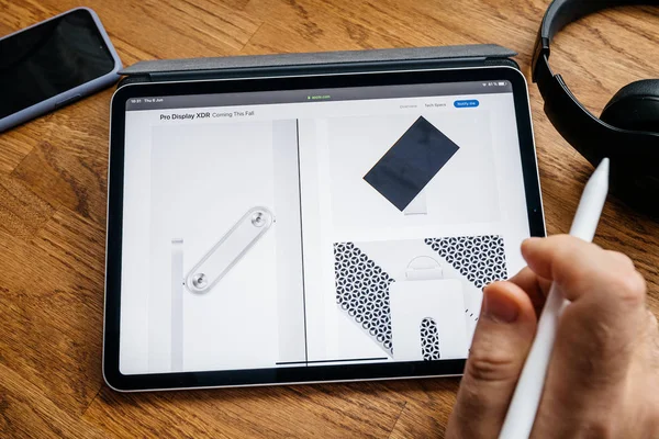 Man lezen op iPad Pro over Pro display XDR 1000 — Stockfoto