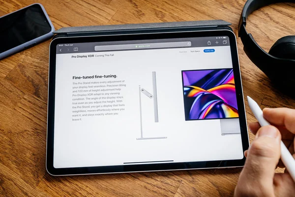 Muž s četbou na zařízení iPad pro WWDC 19 vypuštění produktu — Stock fotografie