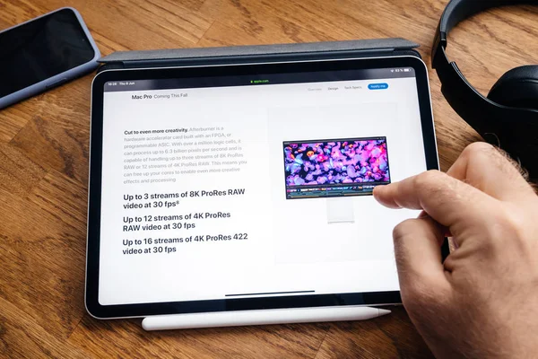 Hombre leyendo en iPad Pro lanzar Mac Pro estación de trabajo —  Fotos de Stock