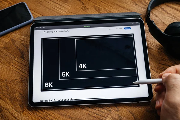 Hombre leyendo en iPad Pro WWDC 19 Pro Display XDR monitor — Foto de Stock