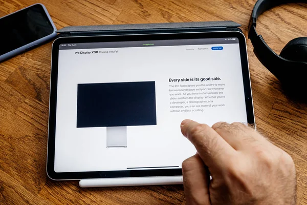 男子阅读 ipad Pro Wwdc 19 产品发布 — 图库照片