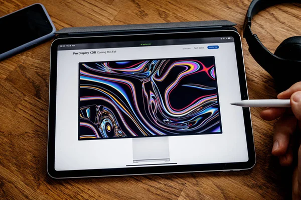 Mann liest auf ipad pro wwdc 19 Produkteinführung — Stockfoto