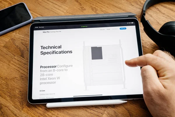 Lettura uomo su iPad Pro lancio Mac Pro workstation — Foto Stock