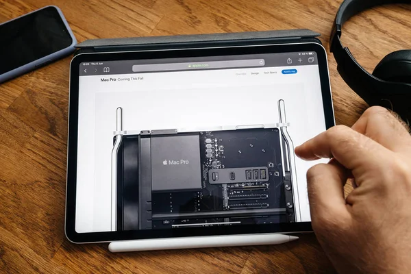 Man läser på IPAD Pro lansera Mac Pro-arbetsstation — Stockfoto