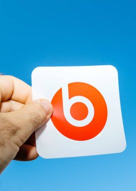 Adam el Dr Dre stocker manuel mavi gökyüzü arka plan tarafından Beats tutan