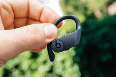 adam el Dr Dre tarafından yeni Powerbeats Pro Beats tutarak