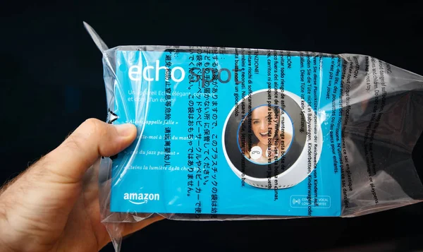 Unboxing önce yeni Amazon Alexa Echo Spot tutarak — Stok fotoğraf