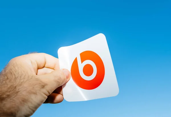 Man hand Holding beats av Dr Dre Stocker manuell blå himmel bakgrund — Stockfoto