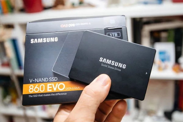 Мужчина держит SSD Samsung диск в руке 860 evo 1 tb — стоковое фото