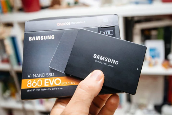 Homem segurando SSD Samsung unidade de disco na mão 860 evo 1 também — Fotografia de Stock