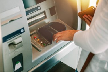 M-cüzdan tutan anahtar PIN kodu basarak kadın