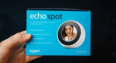 unboxing önce yeni Amazon Alexa Echo Spot tutarak