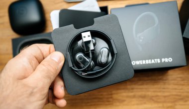 Dört boyut seçeneğine sahip kulaklık uçları, Lightning to Usb-A şarj kablosu