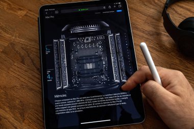 Mac Pro çöp kutusu hakkında ipad Pro okuyan adam iş istasyonu olabilir