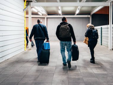 Barselona Havaalanı yolcularıile sabahın erken saatlerinde