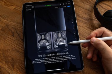 Mac Pro çöp kutusu hakkında ipad Pro okuyan adam iş istasyonu olabilir