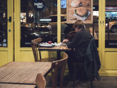 İspanyol kafe içinde yemek tek genç kadın