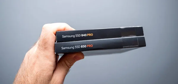 Ember, aki SSD Samsung lemezmeghajtó a kezében — Stock Fotó