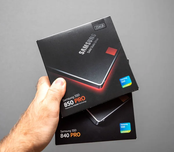 Uomo che tiene SSD unità disco Samsung in mano unboxing disimballaggio — Foto Stock