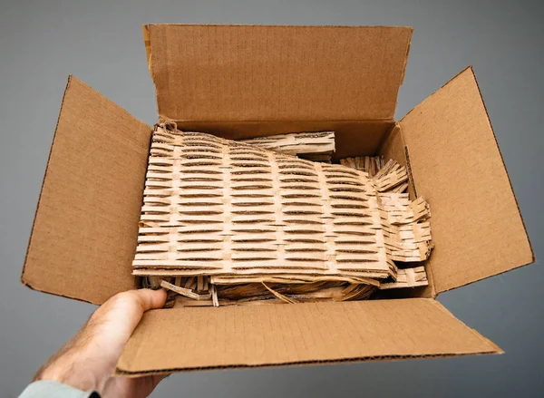 Homem mão segurando caixa de papelão — Fotografia de Stock