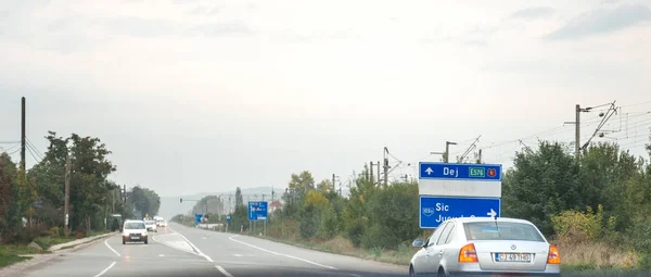 Θέα από το αυτοκίνητο στη ρουμανική εθνική οδό Jucu σήμα Nokia — Φωτογραφία Αρχείου