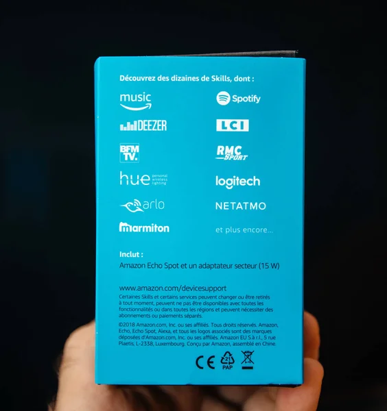 Adam el tutan yeni Amazon Alexa Echo Spot karton — Stok fotoğraf