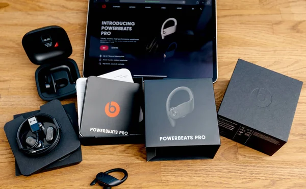 Unboxing de Powerbeats Pro Beats por los auriculares inalámbricos Dr Dre — Foto de Stock