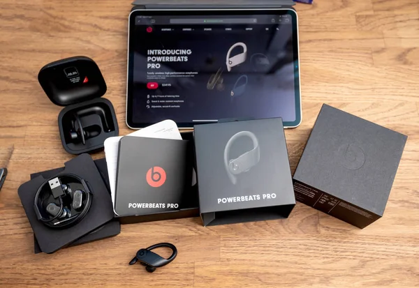 Розпакування Powerbeats Pro б'є по Dr Dre бездротові навушники — стокове фото