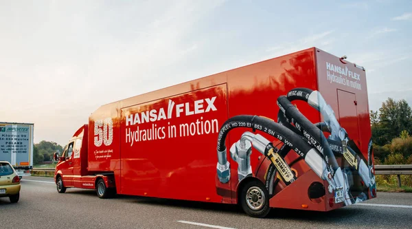 Hansa Flex Hydraulique en mouvement conduisant rapidement sur l'autoroute — Photo