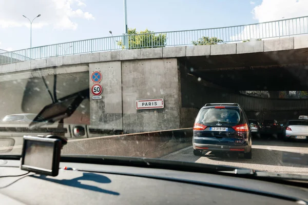 Carros que entram em Paris periférica anel rodovia — Fotografia de Stock