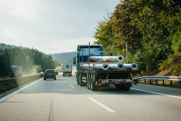 Bakre vy av lastbil som transporterar flera stålpelare — Stockfoto