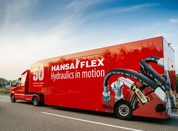 Hansa flex Hydraulik in Bewegung mit hohem Tempo auf der Autobahn — Stockfoto