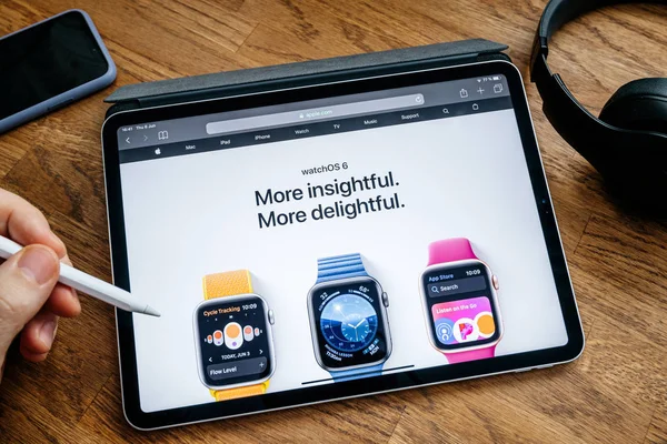 Hombre leyendo en iPad Pro WWDC 19 lanzamiento del producto WatchOS 6 —  Fotos de Stock