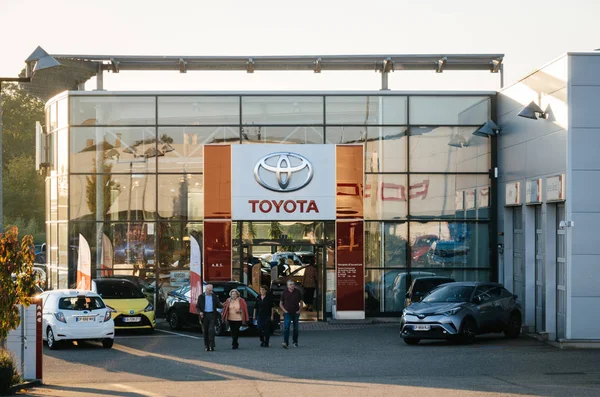 aile yetişkinler kıdemli toyota araba showroom çıkma