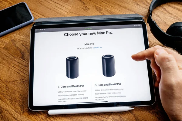 Man iPad Pro WWDC 19 ürün lansmanı üzerinde okuma — Stok fotoğraf