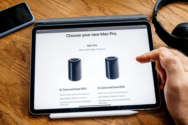 Lecture homme sur iPad Pro WWDC 19 lancement du produit — Photo