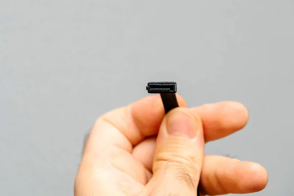 Ingenieur hält neues schwarzes s-ata Datenkabel in Händen — Stockfoto