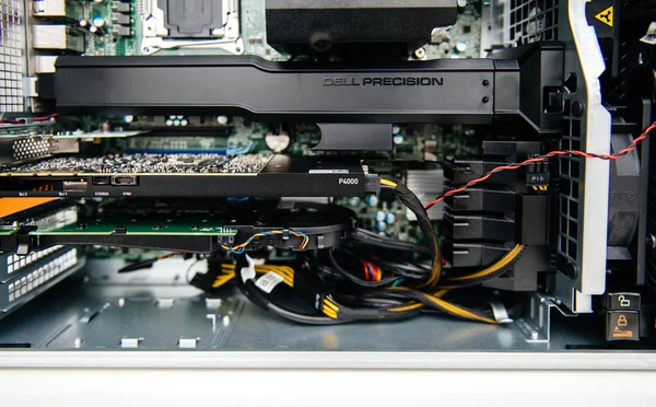 새로운 강력한 Dell 정밀 도서 워크스테이션의 내부 — 스톡 사진