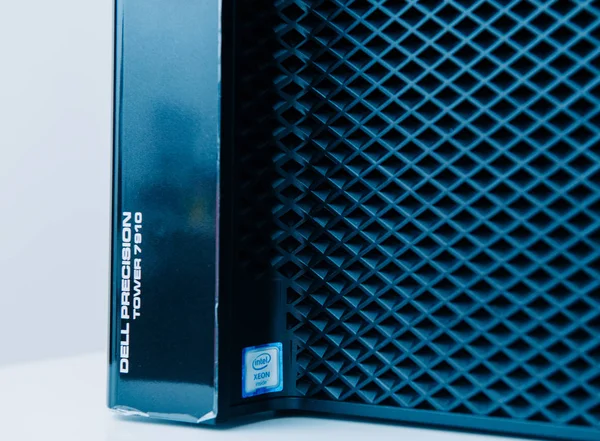 Yeni Dell Precision bilgisayar iş istasyonu tablo Intel Xeon etiket — Stok fotoğraf