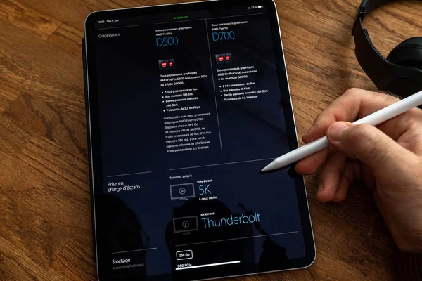 Uomo lettura iPad Pro su Mac Pro cestino workstation — Foto Stock