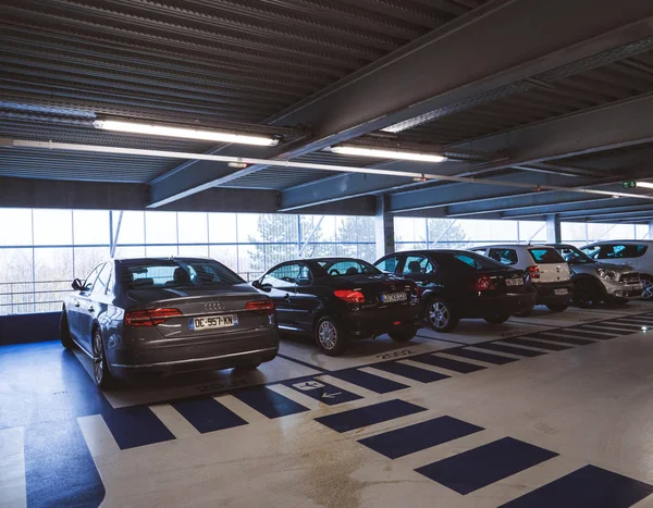 Vários carros estacionados dentro do grande estacionamento multi-nível — Fotografia de Stock