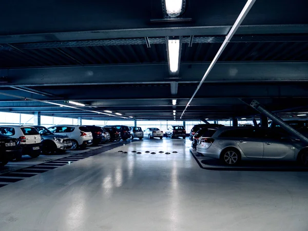 Mehrere Autos im großen Parkhaus geparkt — Stockfoto