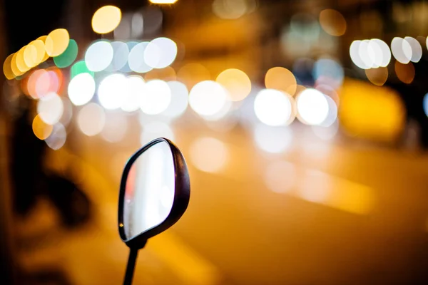 Vackra bokeh av stadsgatan med motorcykel — Stockfoto