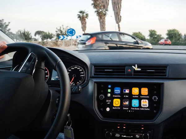 Водіння швидкий автомобіль з Apple автомобіль на приладовій панелі — стокове фото