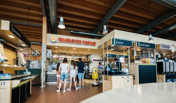 Familia de viajeros en el mostrador del restaurante Burger King —  Fotos de Stock