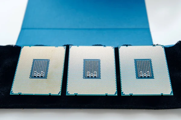 Tre nuove potenti workstation della CPU che scompattano le scatole — Foto Stock