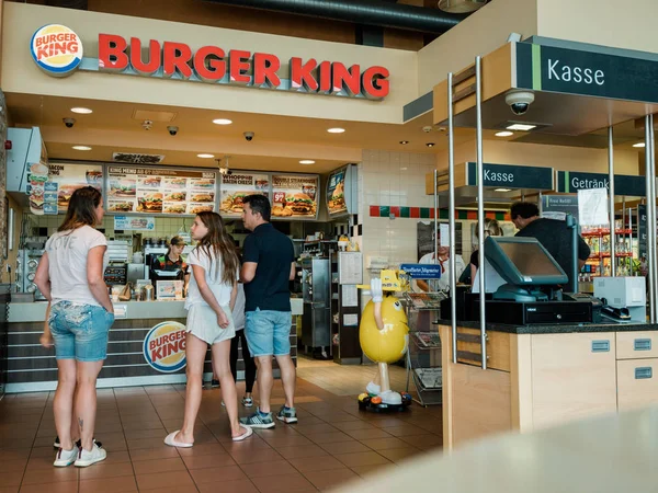 Família viajante no balcão do restaurante Burger King — Fotografia de Stock