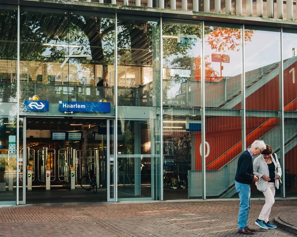 Vchod do centrálního vlakového nádraží v Haarlemu z Kennemerplein 6 — Stock fotografie